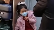 高铁乘务员让出专座给小女孩，却遭一男子质疑网友：人家的专座，让是情分，不是义务