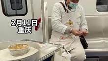 2月11日，重庆。大爷和他的龙须酥推车一起上地铁，并反复验证今天的收入。地铁的回应真暖！#路人视角