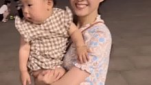 48岁姥姥抱外孙女遛弯，被误认成是母女俩