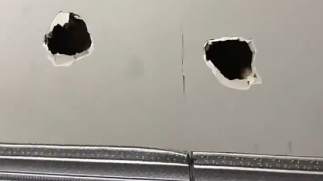 客人吃完饭后在墙上抠了两个大洞 ，这是来吃饭的还是来打洞的。 这操作都看傻了