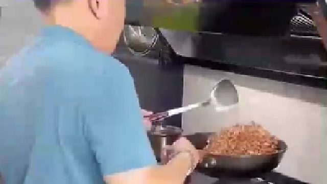 公公为了帮忙带三个孩子跟着儿子儿媳在上海待了八年