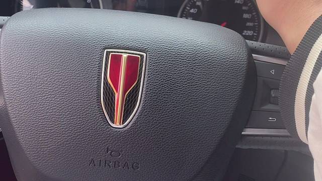 几十万的奥迪和宝马或奔驰，我更中意几十万的红旗吧