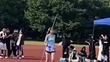 一职业技术学院运动会的扔标枪项目，女生王者出场“插秧式”收尾，大家忍俊不禁