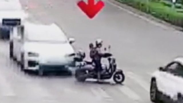 电动车和轿车发生轻微剐蹭，竟留下满地血迹