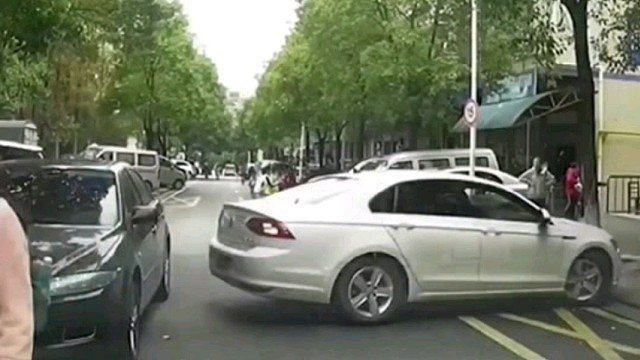 司机掉头连撞路边车三次！黑车：我做错了什么？