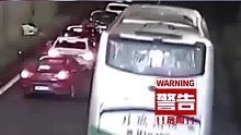 隧道内跟车过近即将追尾，慌忙变道却被后车撞飞