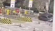 轿车进入收费站时未减速，直接撞上安全岛