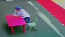 幼儿园监控让人动容的一幕