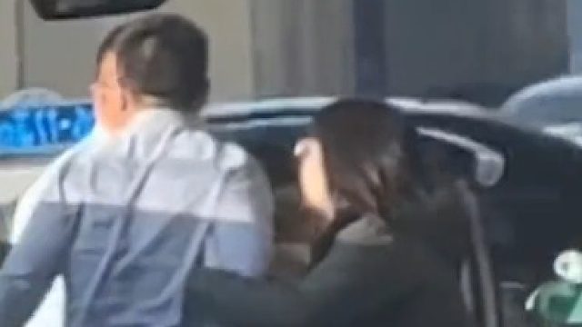 两司机行车途中发生冲突双方同行女子拉架劝阻 化解矛盾