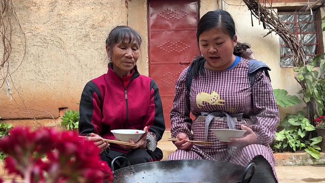 农村婆婆煮火锅，色香味俱全，婆媳俩吃得真过瘾