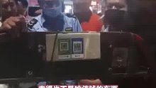 老人路边卖芒果2元一斤被城管抓，路人为老人求情：老年人70多岁也不容易卖得也不是啥值钱的东西