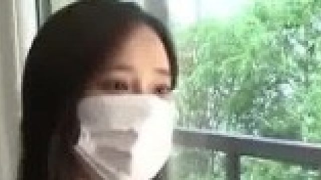 女子在家穿着清凉，阳台突然出现装修工人