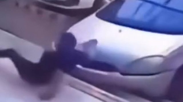 老公指挥老婆停车，结果油门当刹车