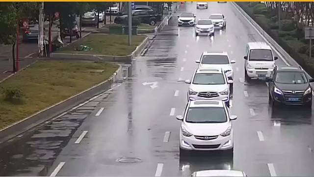 看着变道的就来气，让你变