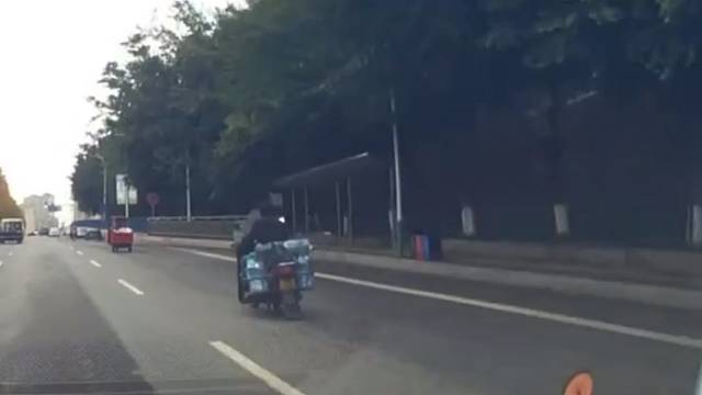 小车绝对是故意的