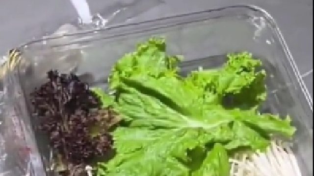 大哥真喜欢吃菜啊