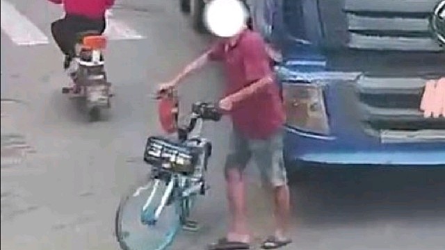 男子一身酒气走路上，不慎卷入大货车底下。