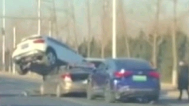 車速不知道有多快？車輛凌空撞進(jìn)對(duì)方駕駛室#道路千萬(wàn)條安全第一條
