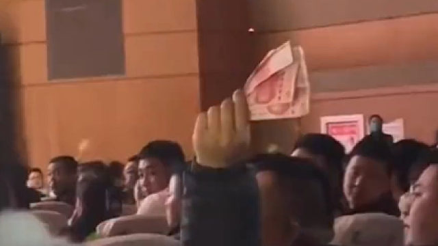 男子演出完双手接过观众打赏，后背却满是伤口，流血不止，网友：若无千斤担，谁拿生命赌明天