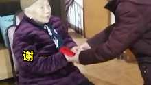 88岁弟弟给102岁姐姐拜寿，连续42年送红包。网友：大半个世纪的亲情很珍贵。