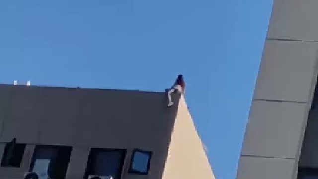 女生想不开爬上天台 消防员用一根烟成功救下