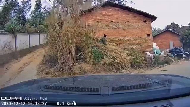 红衣男：我也没开车啊，我买的挂票