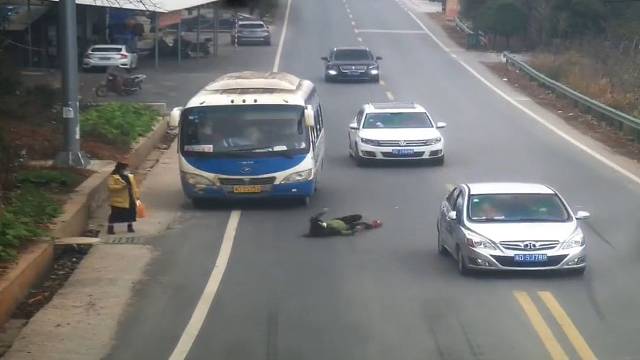 “鬼探头”式过马路，被过往小车撞倒了