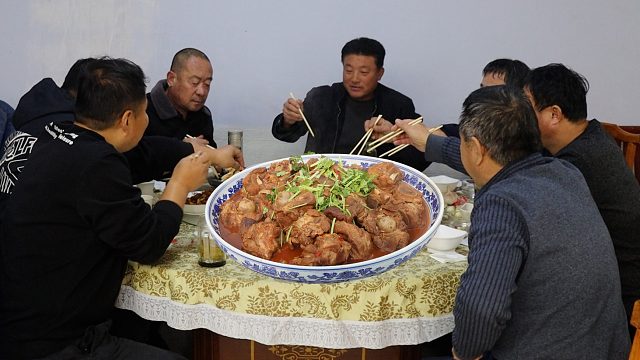 130元买了20斤大棒骨，做一锅“酱大骨”，叫来几个好兄弟，过瘾