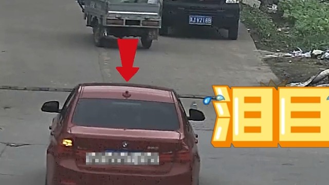 轿车失控撞向路旁小货车，还“隔空打牛”伤到另一车，竟是因为错将油门当刹车。