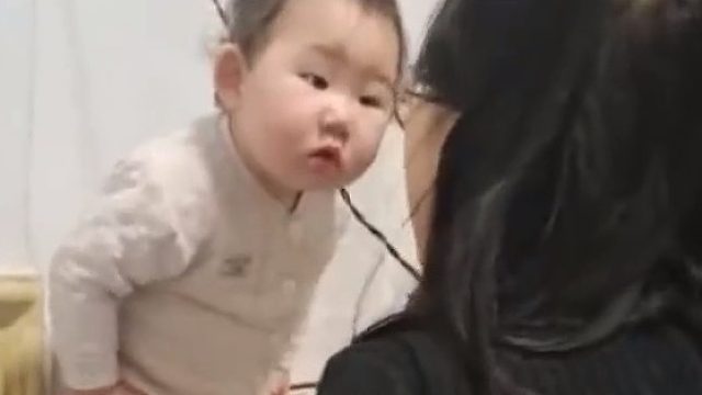 人类幼崽奶凶和妈妈吵架，“战况激烈”一句没听懂