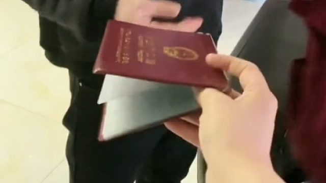 儿子偷偷改和继父一个姓，继父看到户口本再也绷不住了