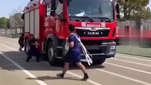 消防员实力拖消防车训练，队友悄悄“拖后腿”