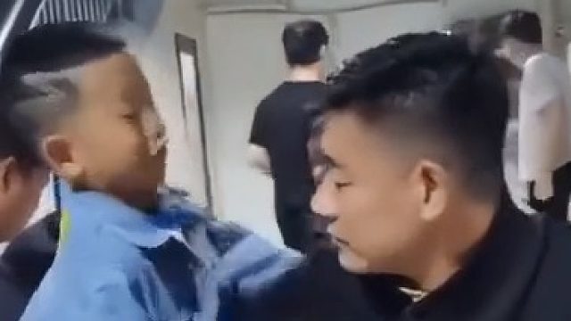 孩子以为这次能躲的了。。。