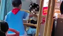 两男孩公交车上嬉闹，司机等红绿灯间隙起身怒斥