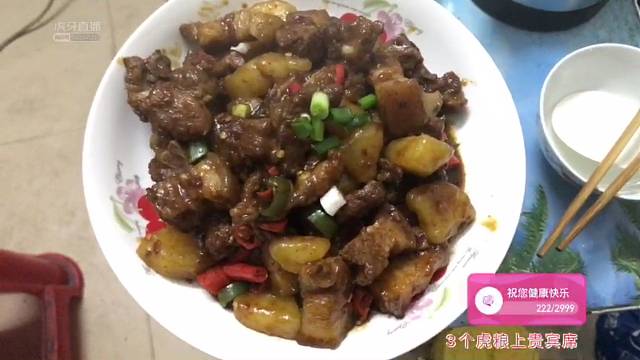 排骨五花肉炖土豆，吃饭好有味啊！
