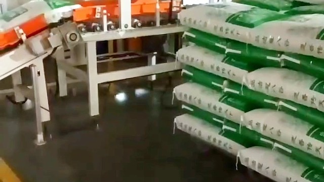 立柱机器人码垛机，应用于饲料、化肥、粮食、化工等行业，占地小省空间适合中小企业码垛作业。#码垛机