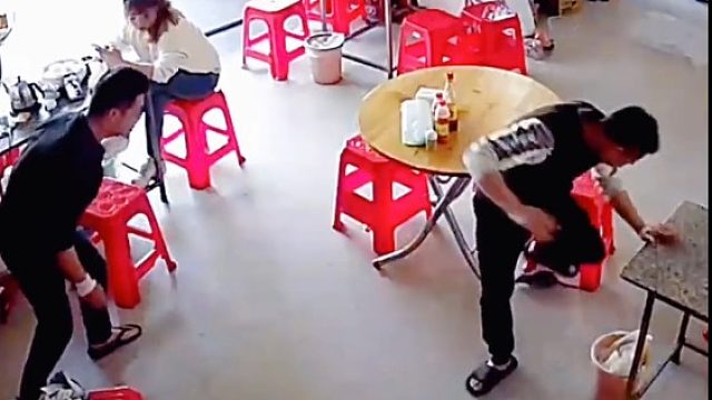 一只老鼠出现在就餐区，两男子发现以后，立即开启“进球模式”