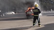 汽车行驶过程中突然起火 司机直接漂移到消防队门口
