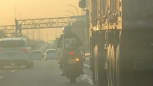 不管出于什么原因，这种行为无异于鸡蛋碰石头，真搞不懂这位骑手怎么想的