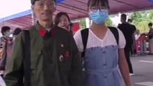 爱的传承！老兵穿军装送孙女到校报到，哨兵敬礼致意！