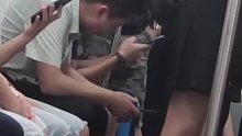 发生在地铁上的一幕，你们如果遇到这种人，会怎么做