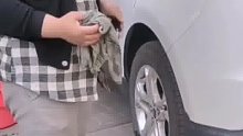 发现邻居阿姨在擦自家车，好心提醒阿姨擦错车了