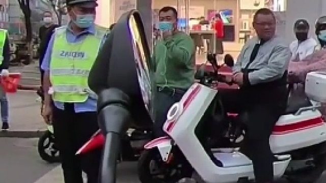 女子骑摩托正常等红灯，后车狂摁喇叭催让道，路人都看不下去了！