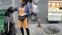 女子路边嗑瓜子时不慎掉钱，发现后眼睁睁看着被路人捡走