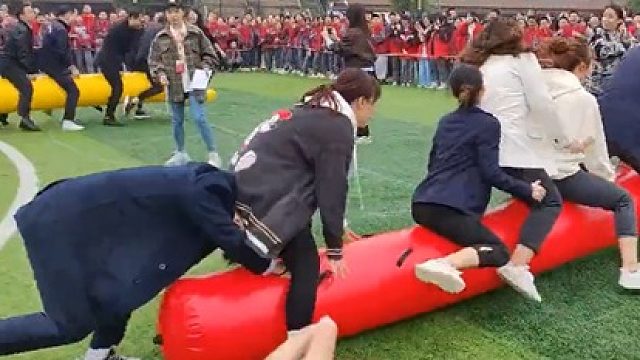 后面的小伙子够了够了