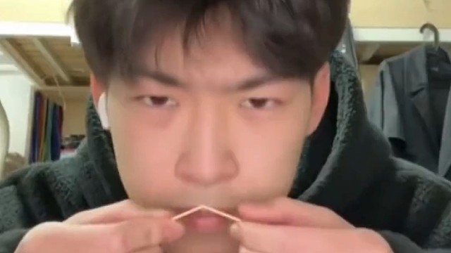 这就是清澈的大学生吗？男生展示用鼻尖转牙签的技能，网友：建议凭这个特长保研