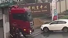 当心！别跟货车“躲猫猫”！电动车紧靠大车盲区行驶，前行不成险“被吞”