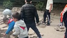 孩子们白天把小区砖块垒起来，家长半夜去恢复原样