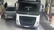 男子为防货车刮蹭爱车，用身体抵挡被挤压成重伤！