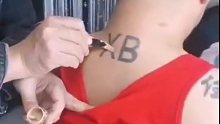 纹身店老板问男顾客“XB”是什么意思，他就是不说……你认为是啥意思？